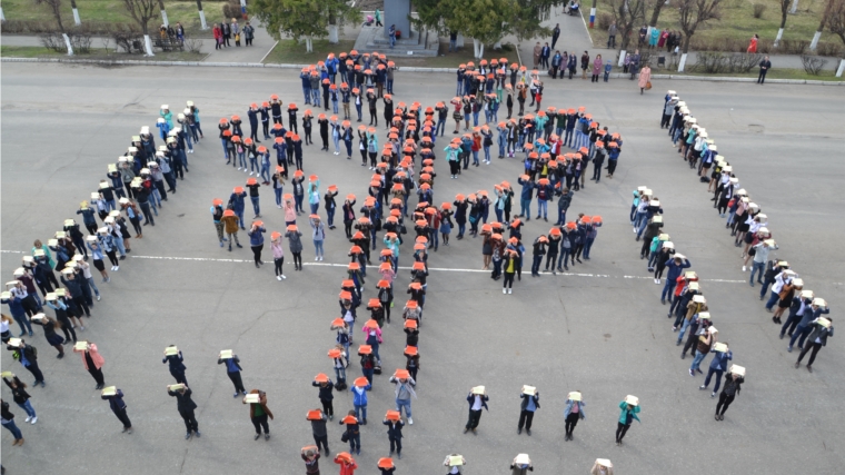 Алатырцы поддержали патриотическую акцию, приняв участие в флешмобе «Символы республики – символы народа»