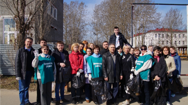 Сделаем родной город чище! Муниципальные служащие Ленинского района - активные участники общегородского субботника