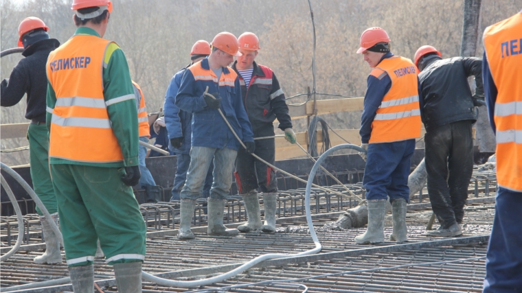 На строящийся Московский мост сегодня поднимут 690 кубометров бетона