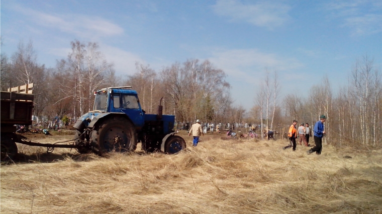 Уборка территории нового кладбища в Карамышевском сельском поселении