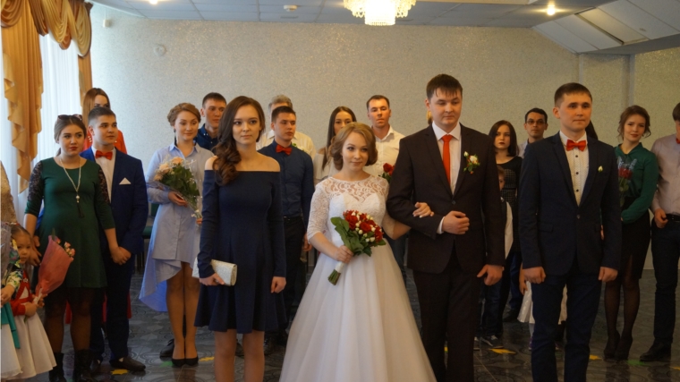 В Новочебоксарске более 40 пар молодоженов сыграли свадьбу на Красную горку
