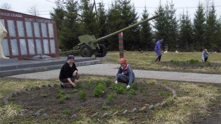 Шумерлинский район: «Волонтеры Победы» благоустраивают памятники к 9 маю