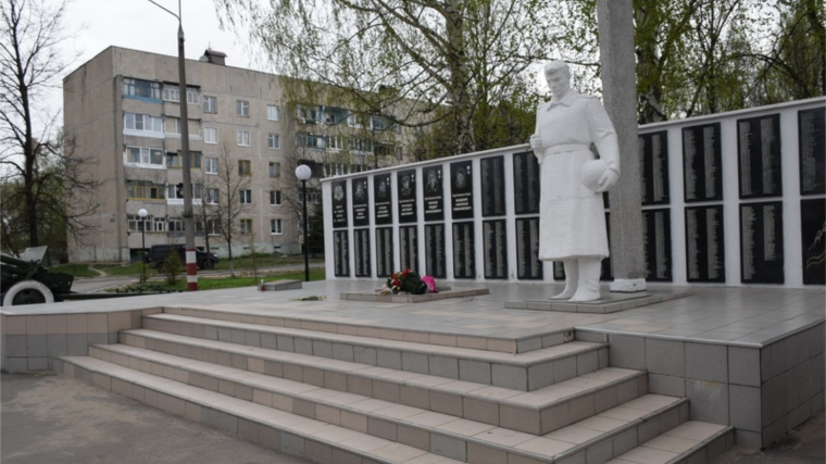 Ко Дню Победы в городе Шумерле повсеместно проходят мероприятия по благоустройству территории и приведению в порядок памятников