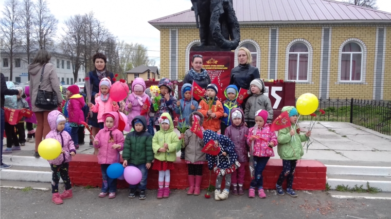 Воспитанники детских садов поселка Урмары возложили цветы к памятнику Воину-Победителю и мемориалу воинам-интернационалистам