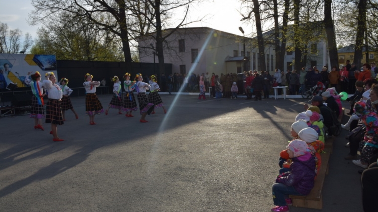 Заводчане поздравили шумерлинцев с приближающимся Днем Победы