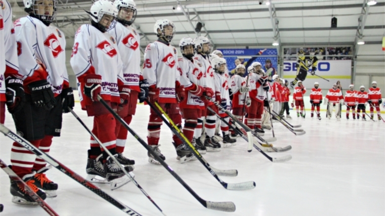 Традиционный открытый турнир по хоккею, посвященный 72-ой годовщине Победы в Великой Отечественной войне был открыт в Чебоксарах