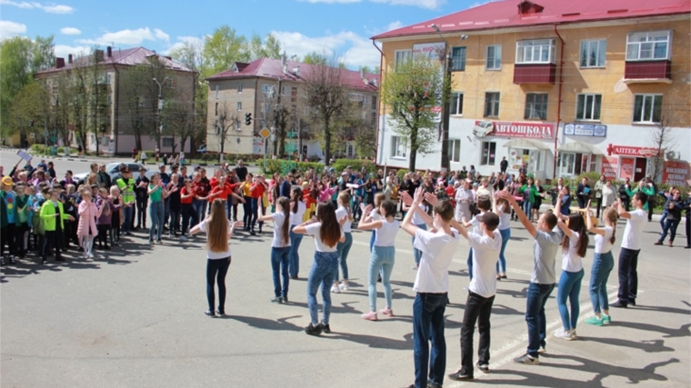 В Шумерле состоялся финал республиканского конкурса флешмобов «Молодежь - за безопасность дорожного движения»