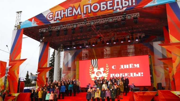 В преддверии 9 мая чебоксарцы хором спели песню «День Победы»