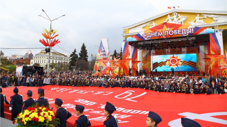 Парад Победы в Чебоксарах: тысячи зрителей, 20 парадных расчетов, 60 единиц техники, казаки и парашютисты
