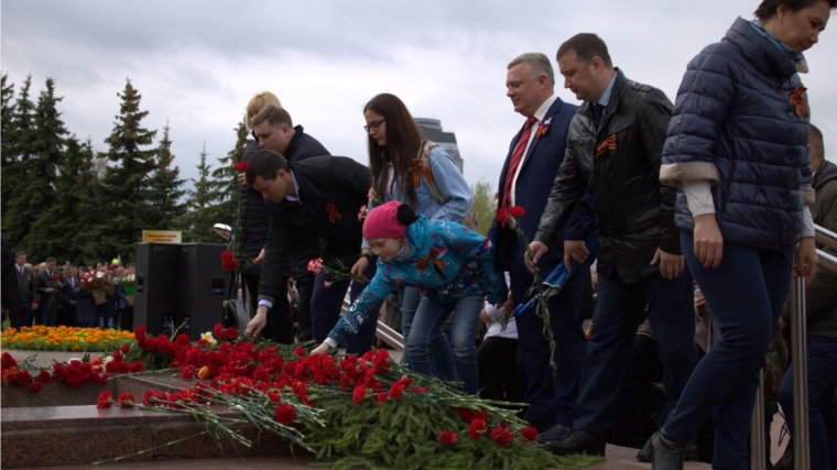 Заместитель министра здравоохранения Алексей Кизилов принял участие в церемонии возложения цветов в Мемориальном комплексе «Победа» города Чебоксары