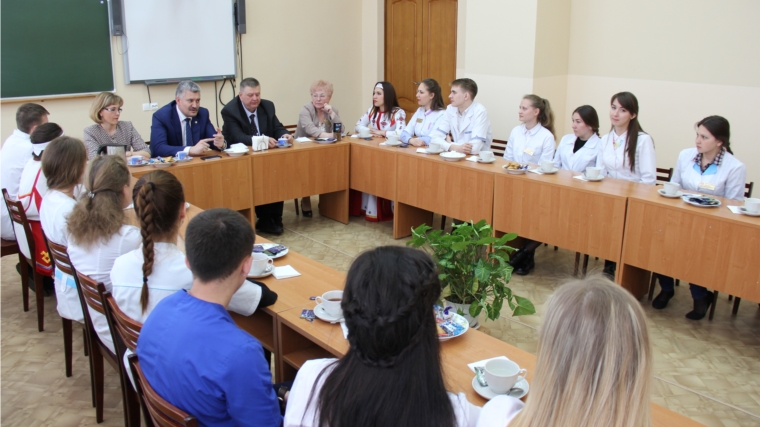 Министр Владимир Викторов провёл круглый стол с учащимися Чебоксарского медицинского колледжа