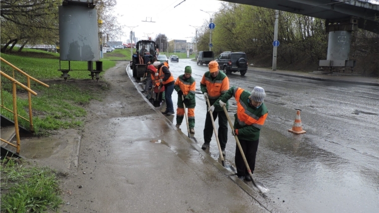 Каждодневная работа, необходимая городу: в Чебоксарах продолжается вывоз смёта, мытье ограждений, уборка случайного мусора