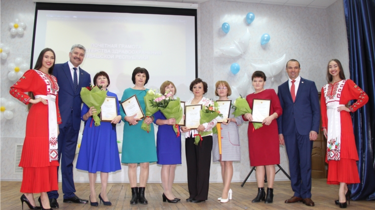 В честь профессионального праздника медицинским сестрам Чувашии вручены заслуженные награды