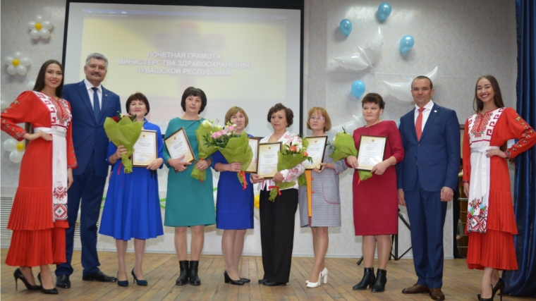Михаил Игнатьев поздравил медицинских сестёр республики с профессиональным праздником