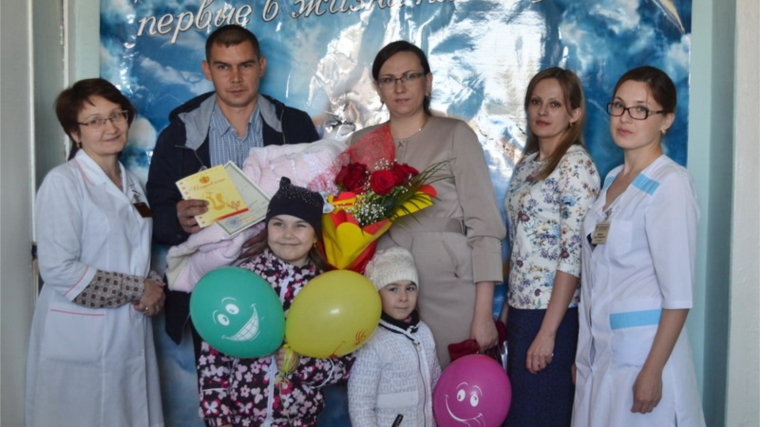 В Международный день семьи в роддоме города Шумерли прошла торжественная церемония выписки мамы и малыша