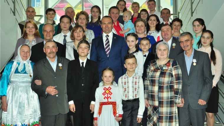 Михаил Игнатьев встретился с семьями, награждёнными орденами «Родительская слава» и медалями ордена «Родительская слава»