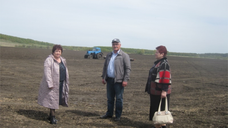 Заместитель министра сельского хозяйства Чувашии Надежда Гладкова ознакомилась с ходом весенне-полевых работ в Порецком районе