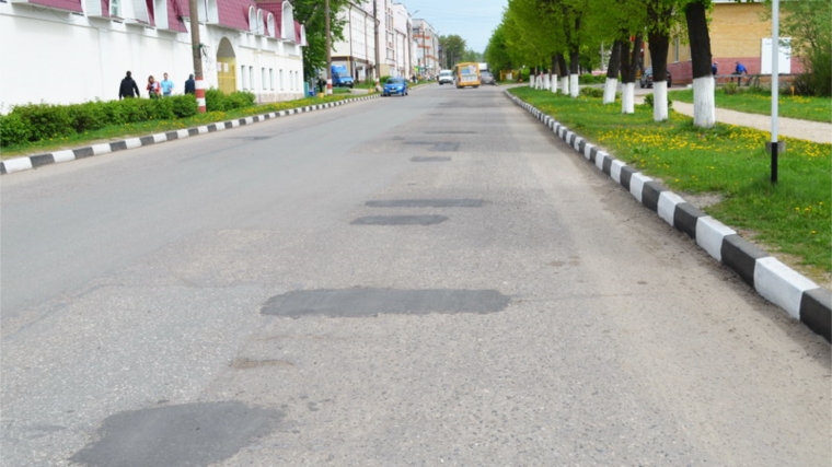 В Шумерле в целях создания комфортной городской среды проведен ямочный ремонт дорог