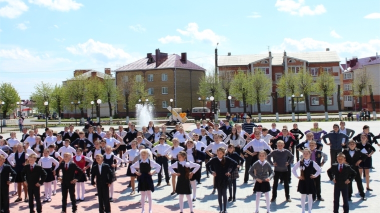 В Аликовской школе прошел флешмоб, посвященный Дню рождения детских организаций в России