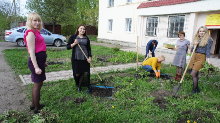 Трудовой коллектив газеты «Канаш» активно занимается благоустройством своей территории