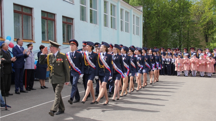 Министр Владимир Викторов поздравил выпускников Кадетской школы с праздником «Последнего звонка»