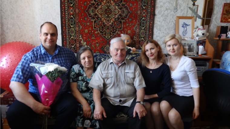Отдел ЗАГС администрации г.Канаш поздравил супругов Коган Льва Михайловича и Валентину Ивановну с изумрудной свадьбой