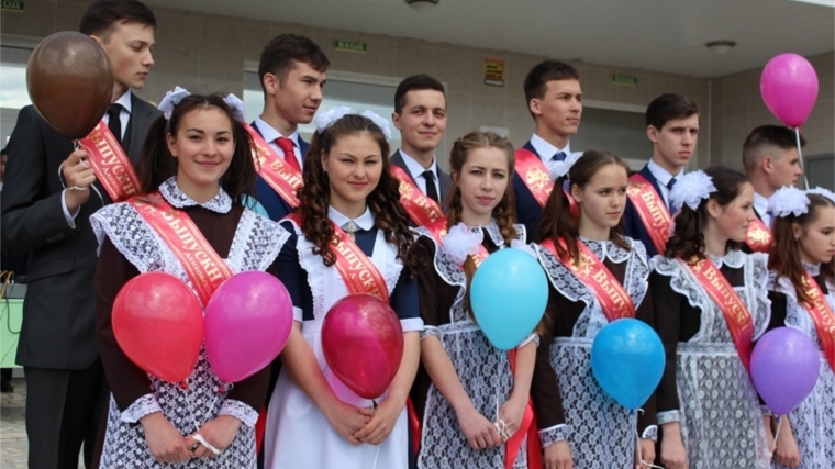 В Аликовской школе для 25 выпускников прозвенел последний школьный звонок