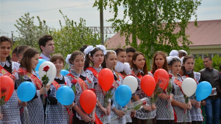 Глава администрации района Леонид Николаев принял участие в торжественной линейке в честь завершения учебного года в Вурнарской средней общеобразовательной школе №2