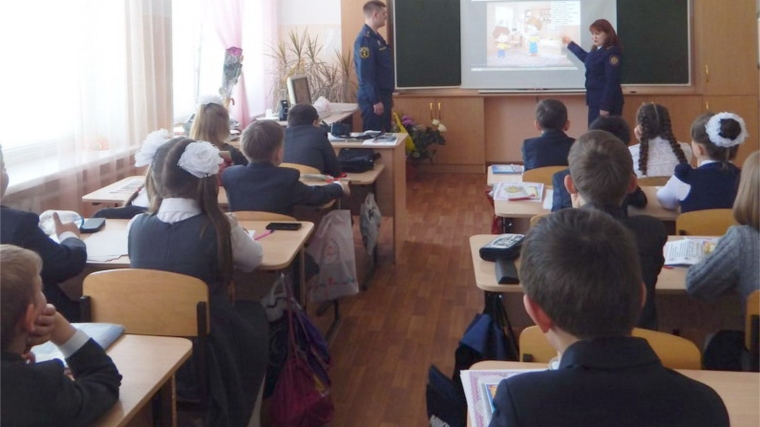 В образовательных учреждениях города Шумерли в преддверии летних каникул проходят «Уроки пожарной безопасности»