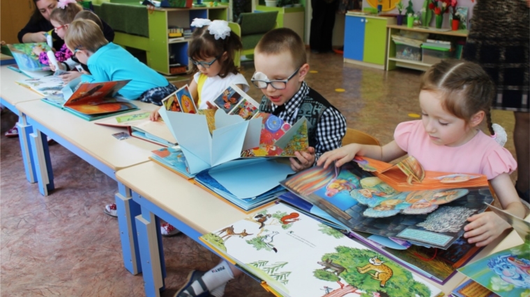 Чебоксарская ГЭС подарила «говорящие» книги детям с нарушением зрения