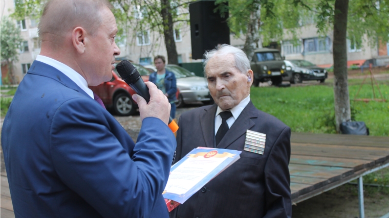 В День соседей заместитель главы города Чебоксары Виктор Горбунов поздравил жителей своего округа