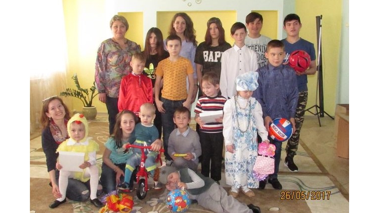 В преддверии Международного дня защиты детей воспитанники Шумерлинского центра для детей-сирот встречали гостей-благотворителей