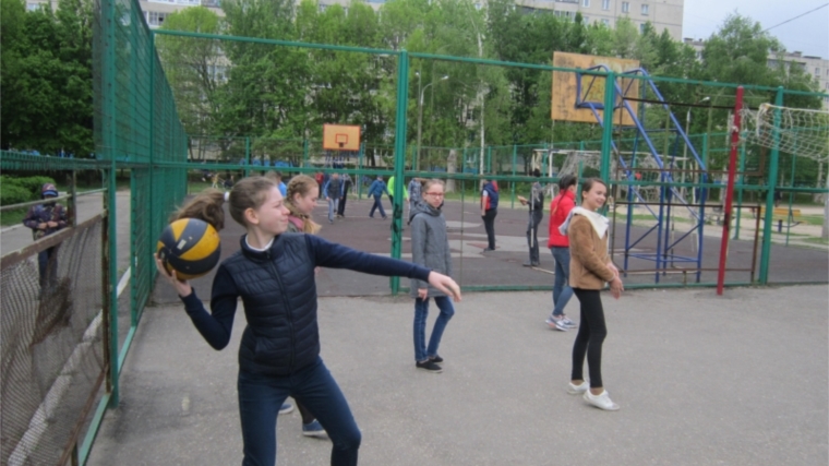 Игрой в пионербол завершили учебный год ребята Калининского района