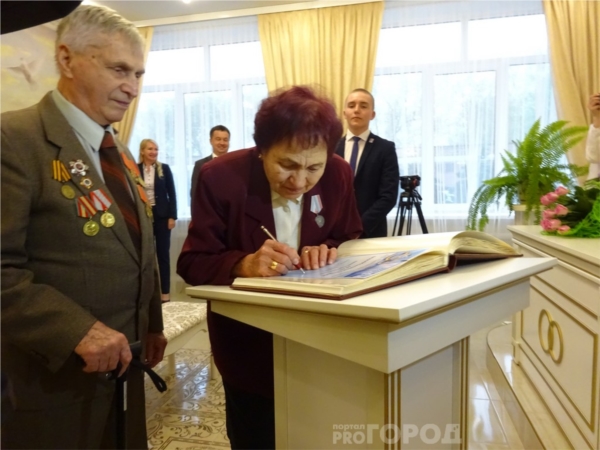 В Чебоксарах семейная пара ветеранов Великой Отечественной войны отметила 60-летие свадьбы