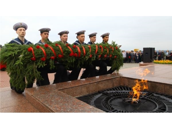Церемония возложения цветов прошла в Мемориальном комплексе "Победа" города Чебоксары