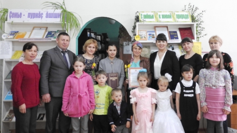 В День защиты детей в Комсомольском районе состоялось торжественное вручение многодетным семьям сертификатов на земельные участки