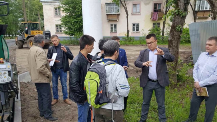На улице проверяют телефон. Общественный контролер. Новый директор в Элитстрое Чебоксары.