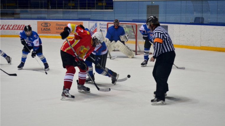 В День России команды Правительства Чувашии и администрации г.Чебоксары провели товарищеский матч по хоккею