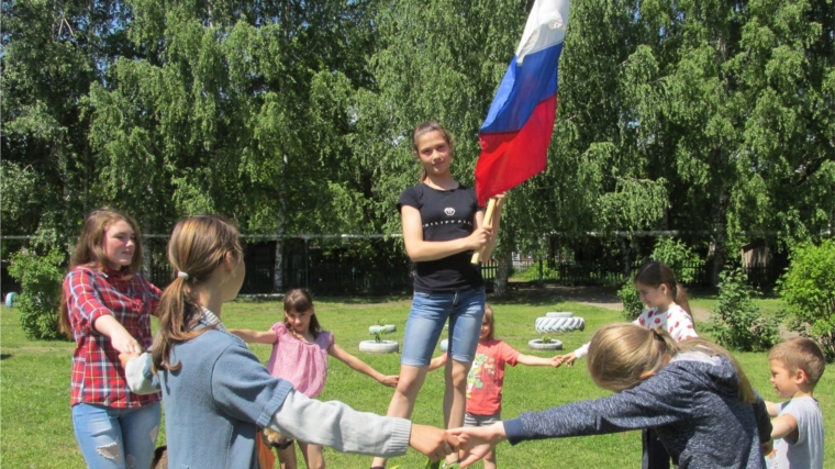 Патриотическая акция «Детям о России» и Всероссийский флешмоб «Русь танцевальная» прошли в пришкольном лагере «Радуга»