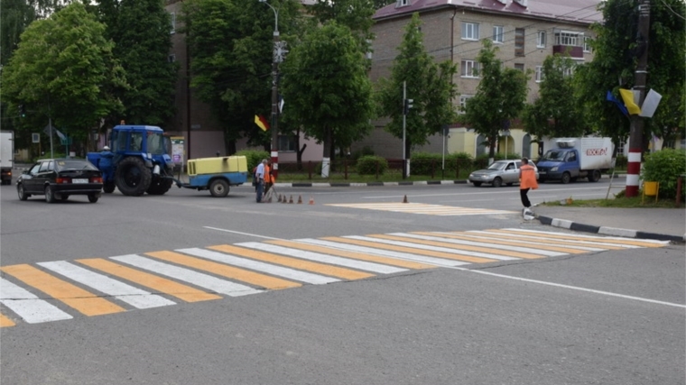 Пешеходные «зебры» в Шумерле приобретают светоотражающую разметку