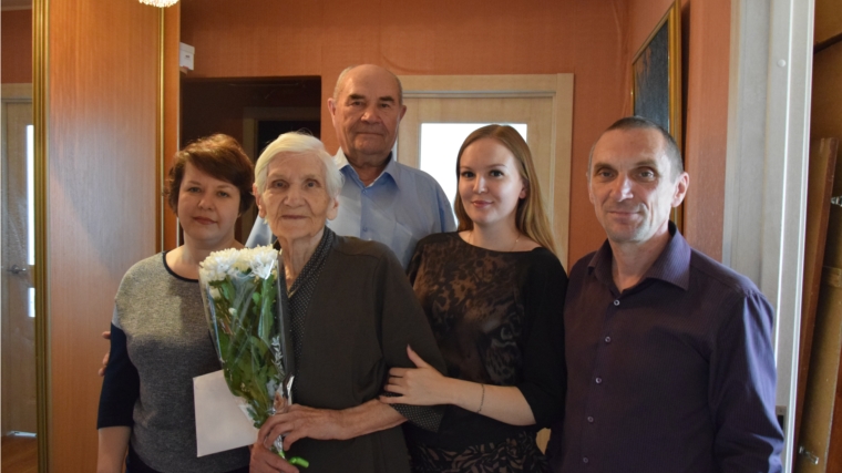 Поздравления по случаю 90-летнего юбилея принимают жительницы Московского района г. Чебоксары Роза Хлебникова и Зоя Дуброва