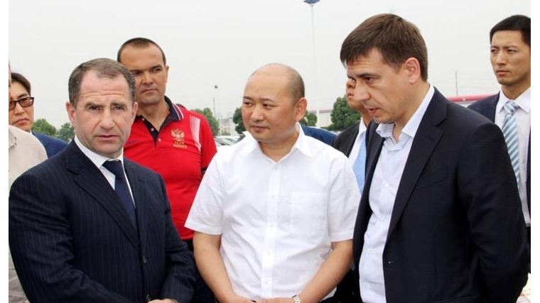 Михаил Игнатьев в составе официальной делегации ПФО в Китайской Народной Республике в г. Хэфэй посетил Аньхойскую компанию по выпуску автомобилей «Цзянхуай группа»