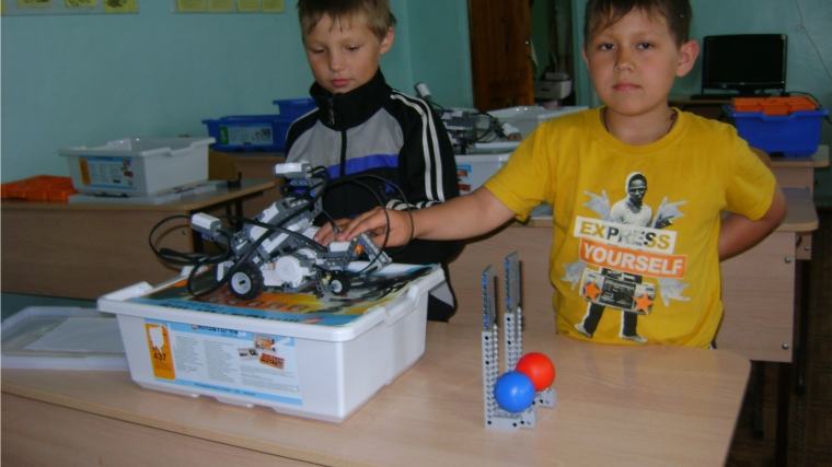 Дети Егоркинского пришкольного лагеря на занятиях по робототехнике