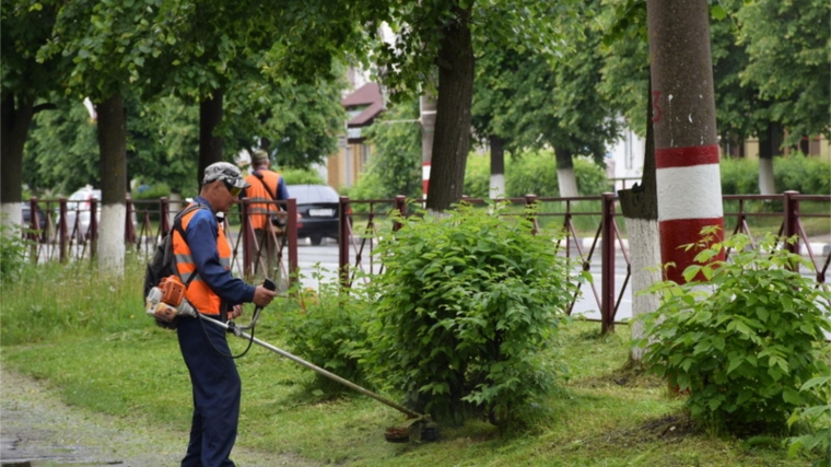 В Шумерле ведется покос травы на газонах вдоль улично-дорожной сети