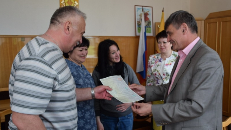 В Шумерле вручили государственный жилищный сертификат семье «вынужденных переселенцев»
