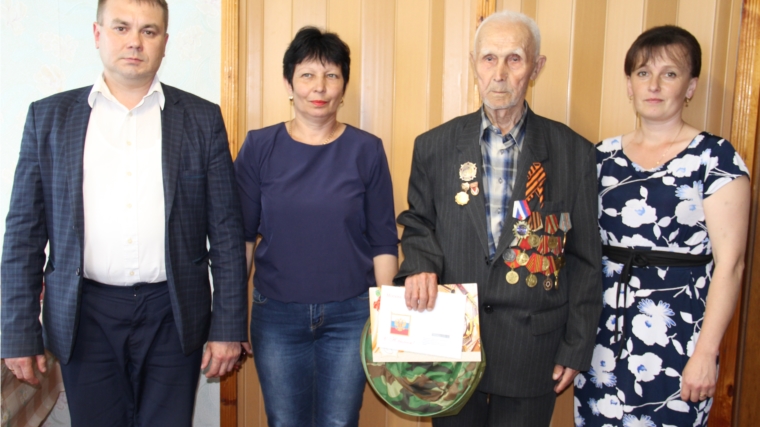 Ветеран Великой Отчественной войны А.Афондеркин принимает поздравления с солидным юбилеем