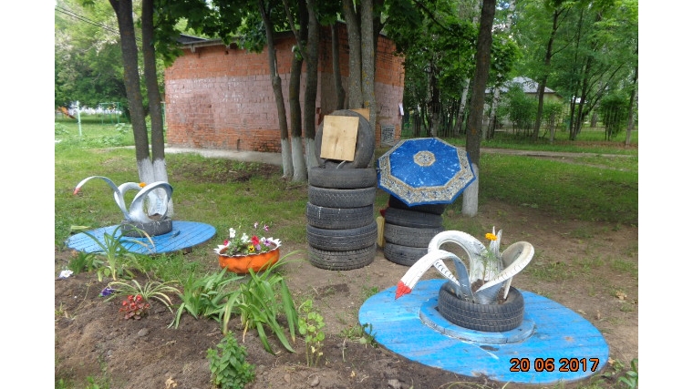 Горожане собственными усилиями превращают свой двор в необычное и красивое пространство для отдыха