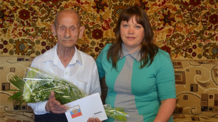 Персональное поздравление с 90-летием от имени Президента России получил труженик тыла военных лет, ветеран труда Александр Васильевич Кирин