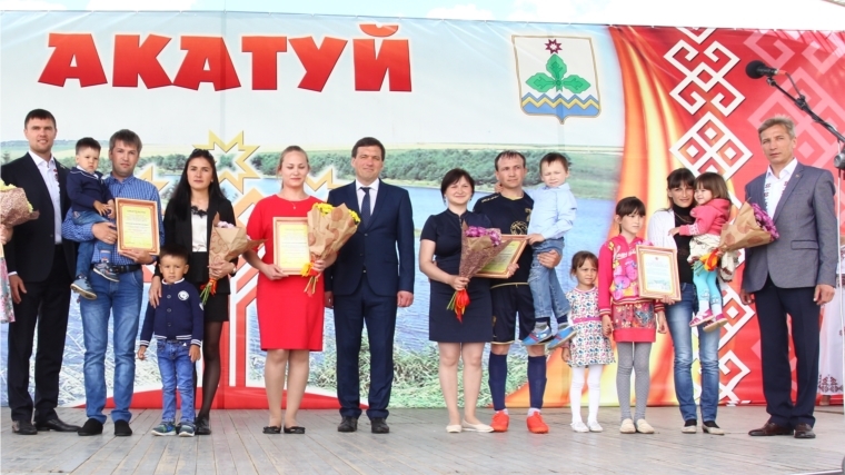 Чебоксарский район: многодетной семье Янышского сельского поселения вручили сертификат на земельный участок