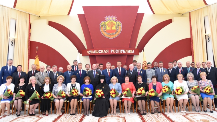 Глава Чувашии Михаил Игнатьев вручил государственные награды лучшим труженикам Чувашии